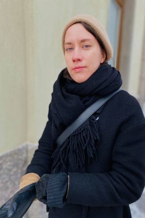Då Elsa Kamppainen var yngre lockades också hon till Berlin - konstvärldens coola medelpunkt. Hon bodde där under två omgångar. Elsa Kemppainen framför Berghälls kyrka
