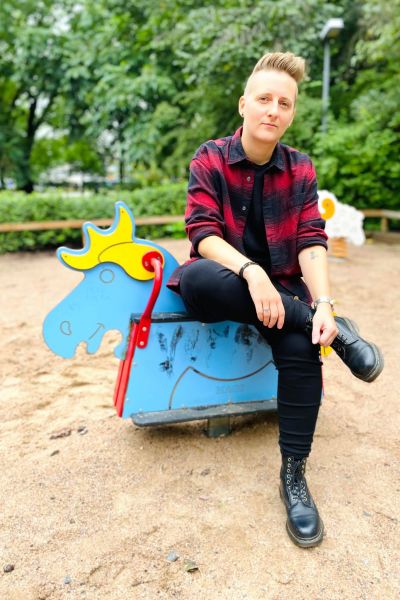 Martina Moliis-Mellberg sitter på en lekparkshäst