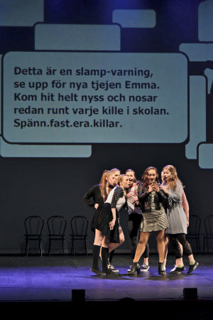 Varning för inkräktaren. Kata ( Denjah Leinson) skickar ett sms till alla tjejer på skolan. Foto från Nya Tadams uppsättning av ungdomsmusikalen Connected.