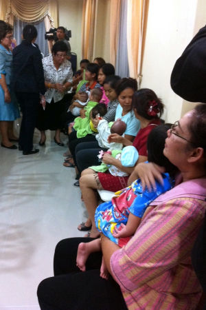 Ett fall med nio surrogatmammor i Thailand som skulle föda barn åt en japansk man som sedan sålde barnen vidare, ledde till stor uppmärksamhet och krav på strängare lagstiftning Ett fall med nio surrogatmammor i Thailand som skulle föda barn åt en japansk man som sedan sålde barnen vidare, ledde till stor uppmärksamhet och krav på strängare lagstiftning