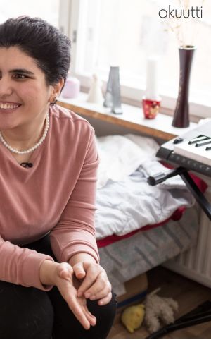 Lähikuva Azra Tayyebin kasvoista.