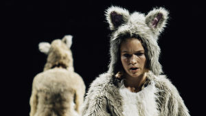 En kattvideo funkar alltid ... På bilden Marja Salo, i bakgrunden Anna Paavilainen. Marja Salo i Sinuus på Nationalteatern. I bakgrunden Anna Paavilainen.