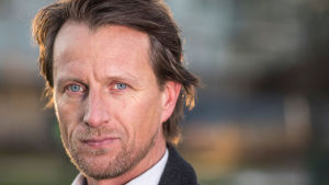 Tobias Zilliacus är känd som skådespelare, manusförfattare och regissör. Medelålders man tittar in i kameran