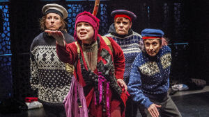 Sofia Törnqvist, Kristina Vahvaselkä, Minna Kangas och Tuula Väänänen. Scen ur föreställningen Legenda pienestä luusta.