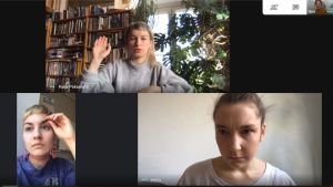 Virtuellt writers' room med Kaya Pakaslahti, Fanni Noroila, Veera Ojola och i den minimala rutan uppe till höger Hyppe Salmi. Distansmöte för gruppen som gjorde serien "Social Distancing".