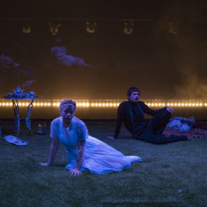 Ryhmäteatteri: Farmi. Kuvassa Tiina Weckström, Joanna Haartti, Milla-Mari Pylkkänen, Samuli Niittymäki