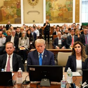 Donald Trump i rättssal.