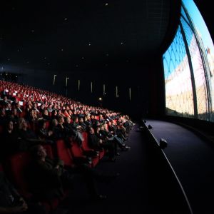 En fylld biosalong tittar på en film.