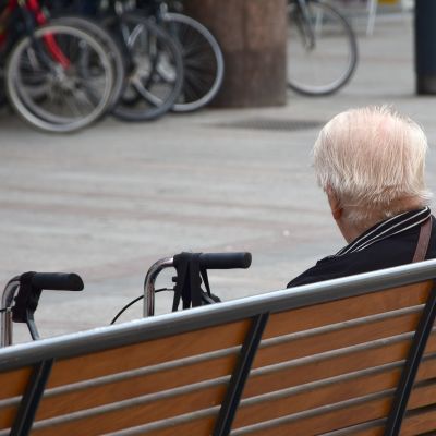 Vanhus istuu penkillä