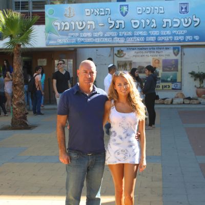 Michalin isä, Abner Melamed, saatto tyttärensä armeijan vastaanottokeskukseen.