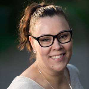 Päivi Hole vid S-gruppen säger att vintersportprodukterna inte kommer att försvinna från sortimenten trots att det skulle bli vanligare med milda vintrar. Porträtt på Päivi Hole vid S-gruppen.