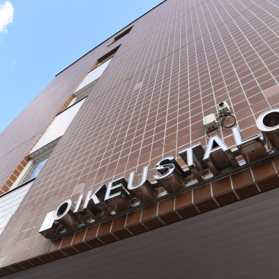 Oulun oikeustalo ja taustalla sininen taivas.