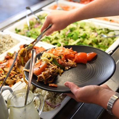 Ruokaa otetaan buffet-linjastolta lautaselle.