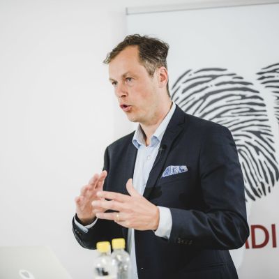 Janne Artikainen fotad med gestikulerande händer
