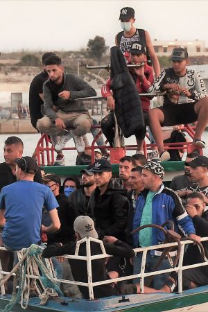 Migranter från Tunisien anländer på egen hand direkt till hamnen i Lampedusa Migranter från Tunisien som anländer med båt till Lampedusa.
