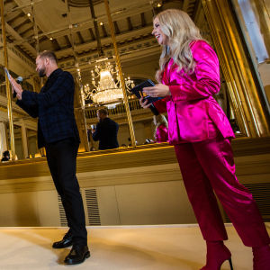 Krista Siegfrids ja Mikko Silvennoinen Saara Aallon UMK18-pressissä 7.11.17