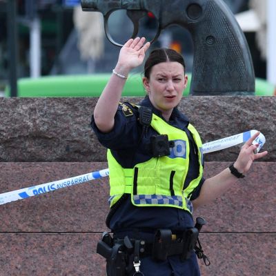 Polis vid Malmö centralstation.