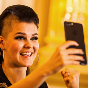 Saara Aalto UMK18-lehdistötilaisuudessa. 