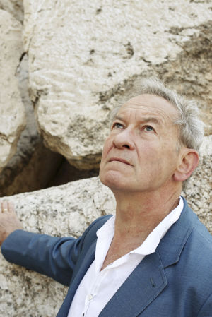 Kuvassa Simon Schama Temppelivuorella Jerusalemissa.