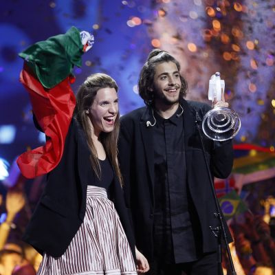 Salvador Sobral tuuletti voittoaan siskonsa kanssa Kiovassa lauantaina.
