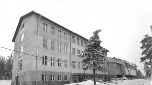 Virkby samskola har byggts till i flera omgångar. En svartvit bild på när Virkby samskola byggs ut.
