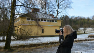 Arkitektstuderande Noomi Narjus gör fältstudier i Pargas. Arkitektstuderande Noomi Narjus gör fältstudier i Pargas.