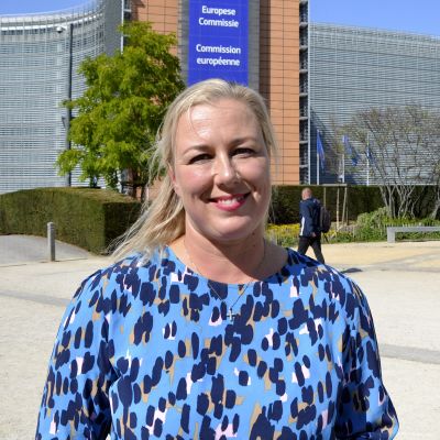 Jutta Urpilainen Euroopan komission päärakennuksen Berlaymontin edustalla Brysselissä tiistaina 10. syyskuuta.