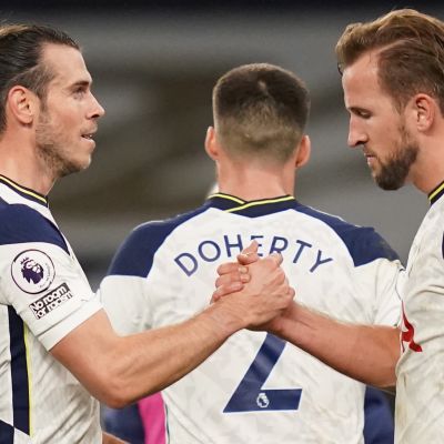 Gareth Bale ja Harry Kane tuulettavat pelin jälkeen.
