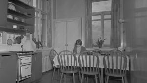 Ett eget hem fanns hela tiden i tankarna efter att Anna flyttat in på internat. Bild ur Yles arkiv - ingår inte i dokumentären. Inredning på 1950-talet.