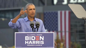 Barack Obama sa att Joe Biden är en empatisk och anständig man. USA:s tidigare president Barack Obama talar vid ett talarpodium på Joe Bidens kampanjevenemang i Pennsylvania.