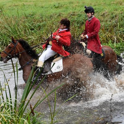 Saksalaiset metsästäjät ylittävät jokea hevosillaan.