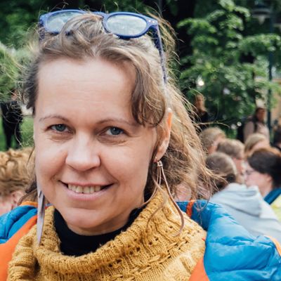 Pauliina Seppälä Illallinen taivaan alla -tapahtumassa. Seppälä on tapahtuman järjestäneen Yhteismaa ry:n jäsen.