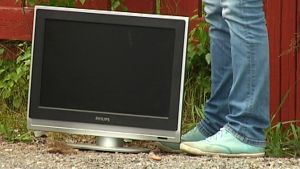 Vad gör den här monitorn här på marken vid ekopunkten i centrala Ingå? En monitor lämnad på fel ställe, vid återvinningspunkten i Ingå hamn.