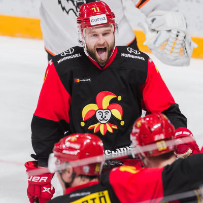 Nicklas Jensen vrålar glatt mot ett par lagkamrater.
