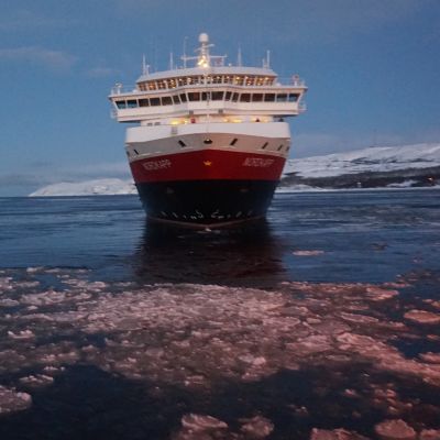 Matkustajalaiva Kirkkoniemen vuonossa.