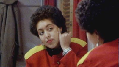 Poly Styrene katsoo peiliin. Kuva dokumenttielokuvasta (alun perin BBC:n ohjelmasta).
