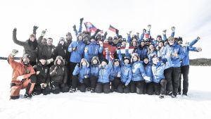 Lyckliga deltagare och arrangörer efter en färd på 330 km Alla deltagare och arrangörer på Fjällräven Polar.