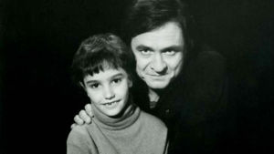 Nuori Jonathan Holiff ja Johnny Cash. Arkistokuva osin dramatisoidusta dokumenttielokuvasta Isäni ja Johnny Cash (My Father and the Man in Black). Ohjaus Jonathan Holiff.
