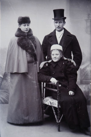 Maj ja Arvid Lind 8.11.1896, edessä istuu tunnistamaton nainen. Helsinki, E. Sundströmin valokuva-ateljee.