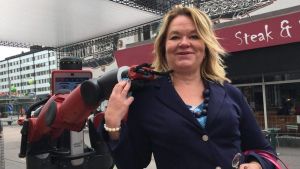 Cristina Andersson på Airo Island tror på ljusa tider för robottekniken Cristina Andersson får en kram av roboten Baxter.