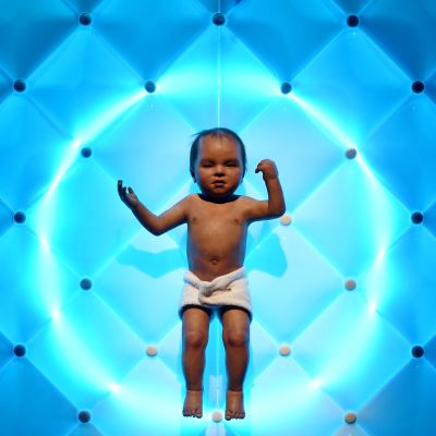Vauvarobotti oli esiteltävänä lehdistölle Lontoon tiedemuseossa. Näyttelyssä nähdään yli sata robottia, joista vanhin on viiden sadan vuoden takaa.