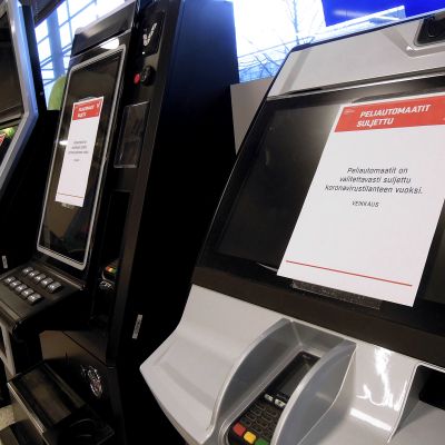 Suljettuja Veikkauksen peliautomaatteja helsinkiläisessä marketissa.