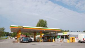 Den nya bensinmacken vid stamväg 51 får sina vattenrör via Slussenområdet. ABC-bensinmacken i Pickala i Sjundeå.