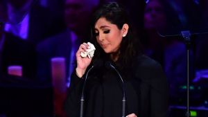 Vanessa Bryant talade under minnesceremonin. Vanessa Bryant talade under makens minnesstund.