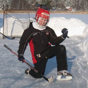 Anton Lundell poserar på uteisen 2010