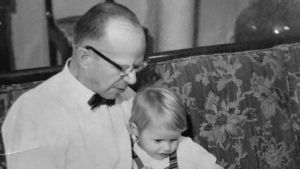 Heidi Hautalas pappa Yrjö var viktig för hennes personliga utveckling då han gav sitt fulla stöd till allt Heidi gjorde, fram tills han gick bort när Heidi var 21 år gammal. Här med pappa tittar vi på bildet ur Grimbergs Kansojen historia.