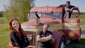 Perhe poseeraa pullinkiauton edessä.