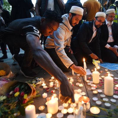 Ihmiset muistivat itsemurhaiskun uhreja Manchesterissa Britanniassa tiistaina 23. toukokuuta 2017.