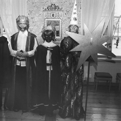 Alppilan yhteislyseon tiernapojat esiintymässä Tuomarinkylän museossa 1977