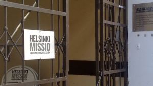 Helsingfors Mission koordinerar upp emot 800 frivilliga för tillfället. Öppen port med skylt på.